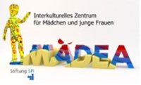 Logo von MÄDEA mit gelber, mit blauen und roten Zeichen bemalter Figur neben farbigen Buchstaben