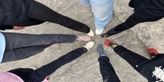 Jugendliche halten ihre Fußspitzen aneinander