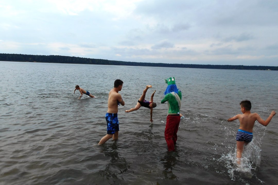 Kinder turnen im Wasser