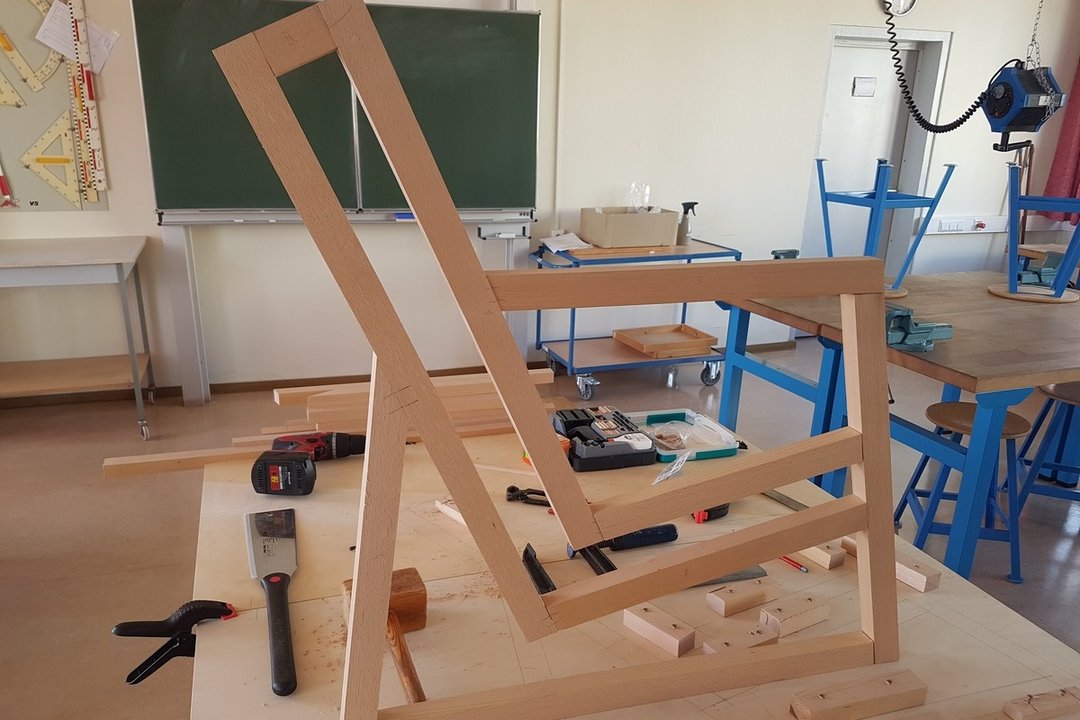 Ein Sessel wird aus Holz gebaut
