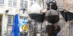 Futuristische Metallfigur als Kunstobjekt im Hof der Rosenthaler Straße 39