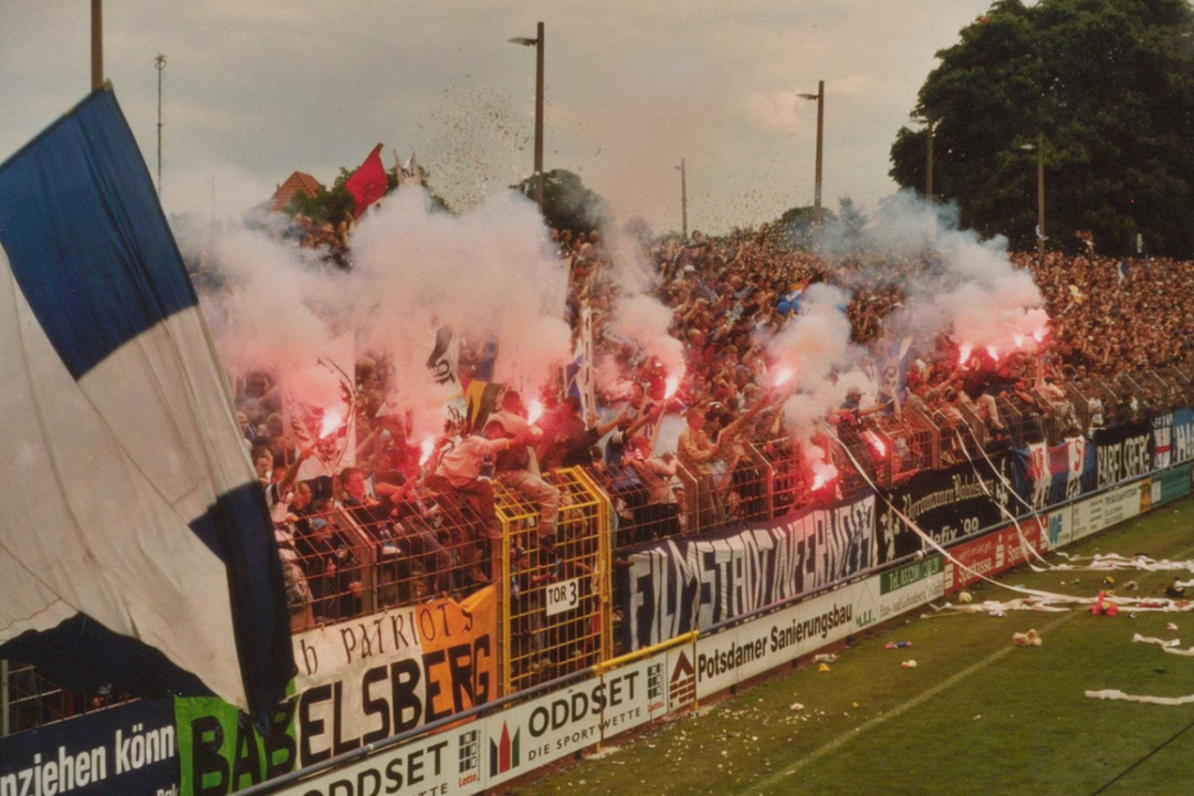 Fans im Stadion der 2000er Jahre (Foto: Christan Raschke)