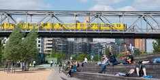 Berliner U-Bahn fährt über den Park am Gleisdreieck