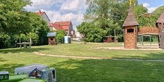 Blick auf einen Spielplatz mit Kletterburg