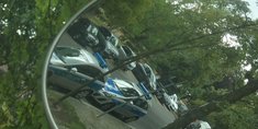Einsatzwagen der Berliner Polizei im Spiegel