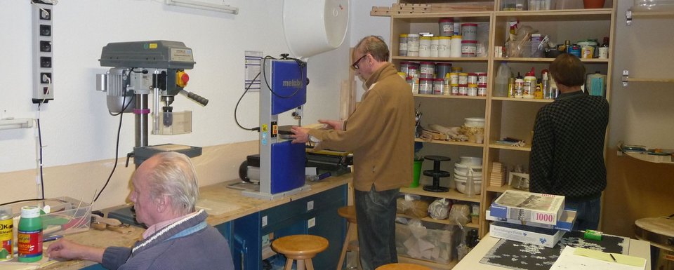 Teilnehmer arbeiten an Maschinen in der Werkstatt in Berlin-Friedrichshain