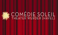 Weißer Schriftzug "Comédie Soleil" Werder (Havel) vor einem roten Theatervorhang, daneben eine gelbe Sonne