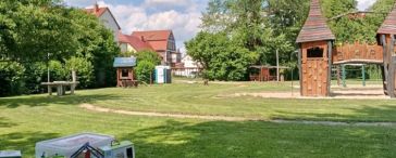 Blick auf einen Spielplatz mit Kletterburg