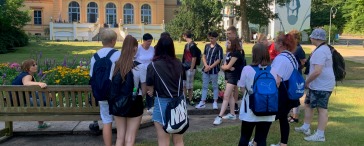 Gruppe Jugendlicher im Park bei Gesprächen