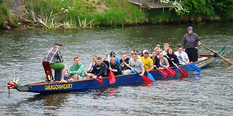Eine Gruppe Jugendlicher in einem Ruderboot