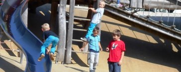 Kinder auf einem Spielplatz