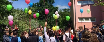 Gruppe Menschen lassen Ballons aufsteigen