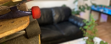 übereinander gestappelte Skateboards stehen vor einem Sofa