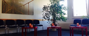 Beratungsraum mit Stühlen, Bild und Grünpflanze