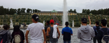 Jugendliche am Springbrunnen des Schloss Sanssouci in Potsdam