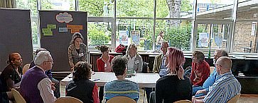 Gremium mit Menschen in einer Sitzung