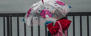 Kind mit Regenschirm
