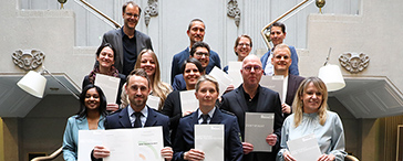 Am 12. Mai 2023 wurde Timo Volkmann als Talentscout durch das NRW-Zentrum für Talentförderung zertifiziert. Das Bild zeigt ihn einer Gruppe mit seinem neuen Zertifikat.