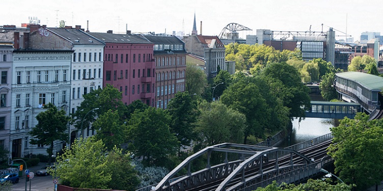 Stadtansicht mit S-Bahn-Brücke